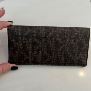 MK Checkbook holder like new